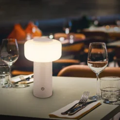 Lámpara de mesa LED recargable Juna, beige, IP44, atenuable, 20 cm
