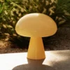 Lámpara de mesa LED recargable Gubi Obello, amarillo suave, IP44, cristal