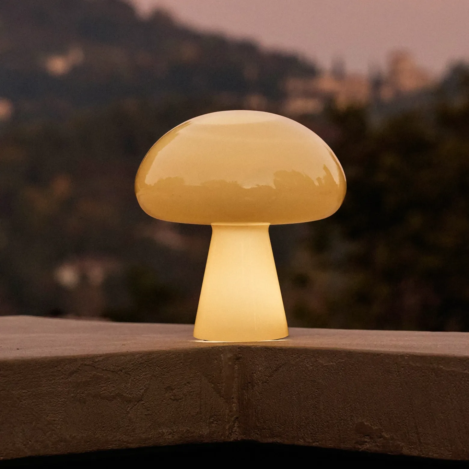Lámpara de mesa LED recargable Gubi Obello, amarillo suave, IP44, cristal