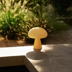 Lámpara de mesa LED recargable Gubi Obello, amarillo suave, IP44, cristal