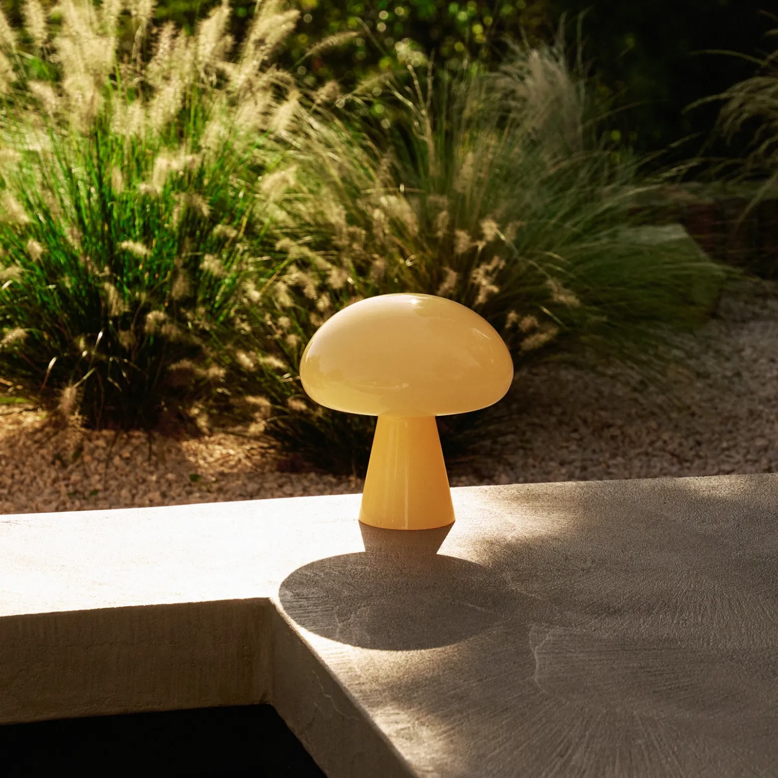 Lámpara de mesa LED recargable Gubi Obello, amarillo suave, IP44, cristal