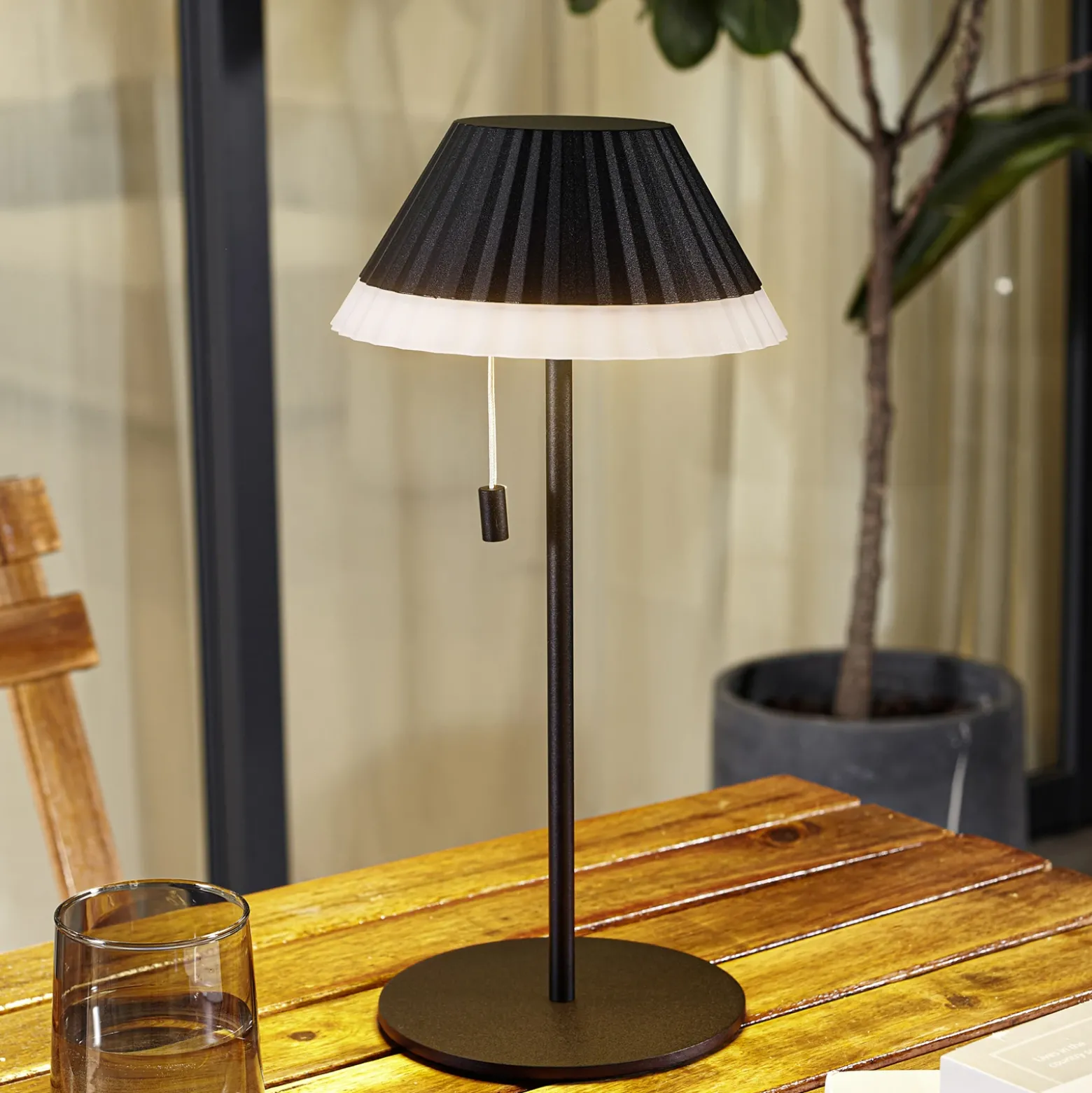 Lámpara de mesa LED recargable Ilvi de Lindby, negra, aluminio, Ø 17,5 cm