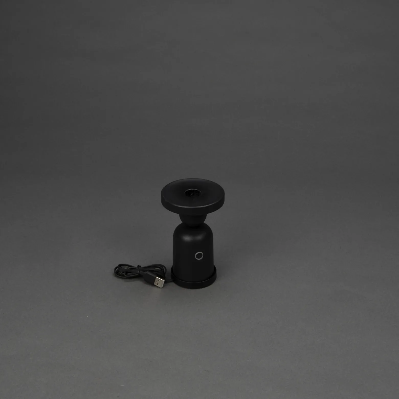 Lámpara de mesa LED recargable Nantes, negra, aluminio, IP54, atenuador,
