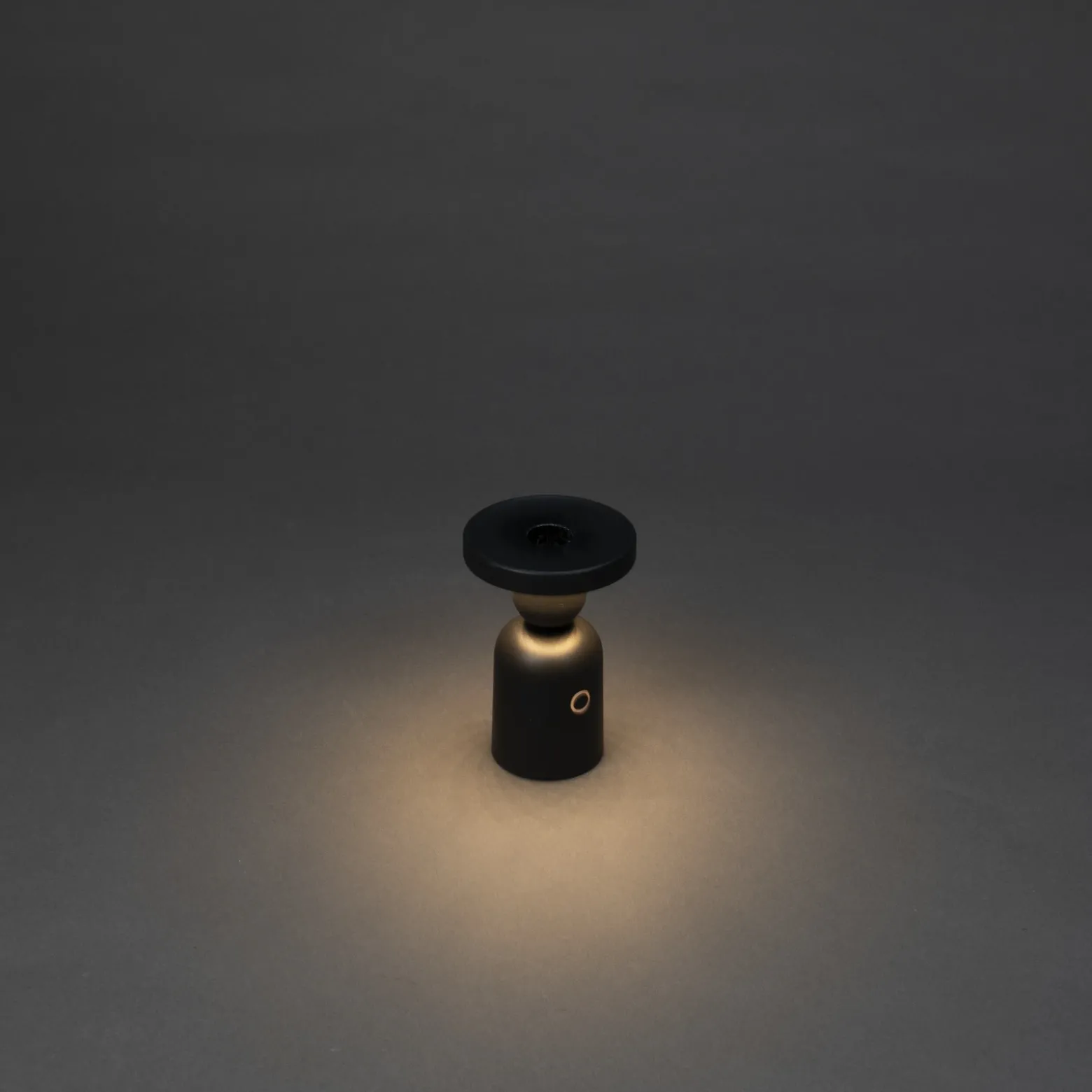 Lámpara de mesa LED recargable Nantes, negra, aluminio, IP54, atenuador,