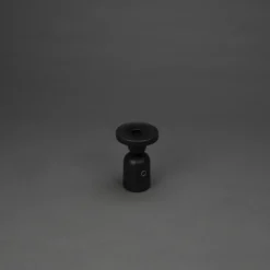 Lámpara de mesa LED recargable Nantes, negra, aluminio, IP54, atenuador,