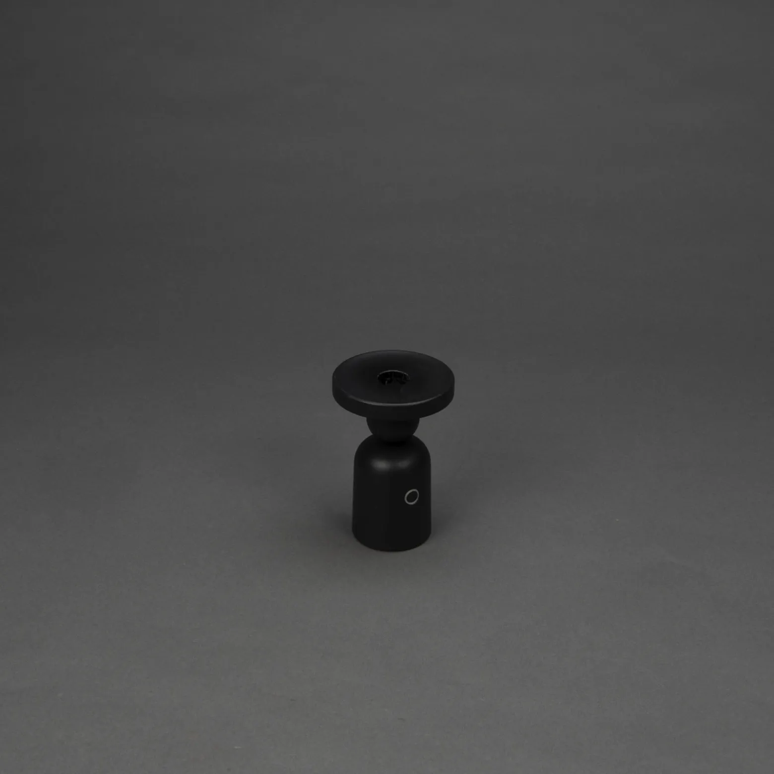 Lámpara de mesa LED recargable Nantes, negra, aluminio, IP54, atenuador,