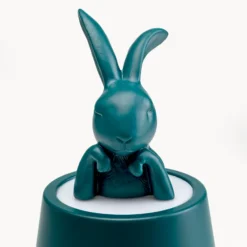 Lámpara de mesa LED recargable KARE Animal Rabbit, color petróleo, IP54, 29 cm