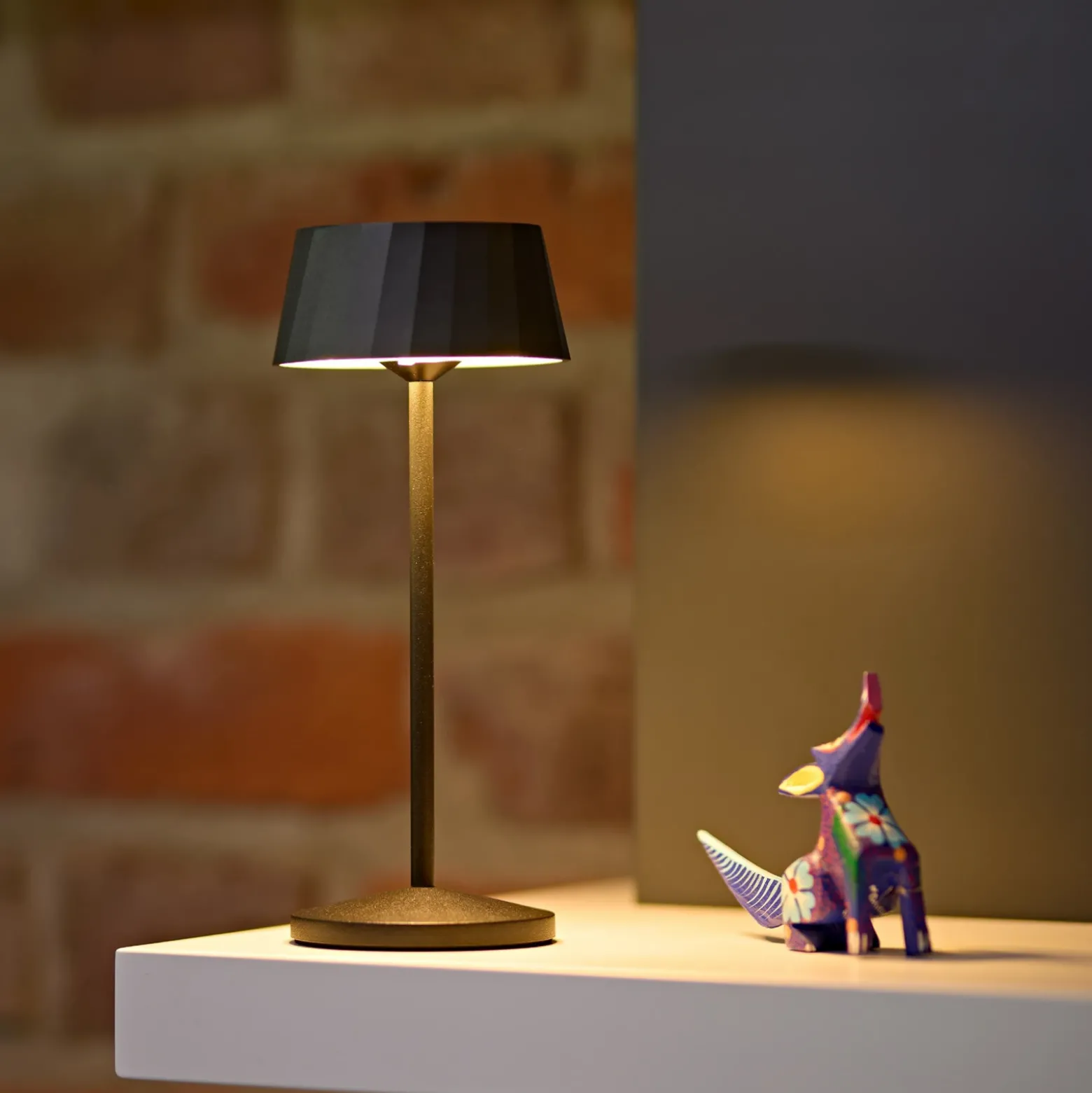 Lámpara de mesa LED recargable Facetta, negra, 22 cm, metal CCT IP44