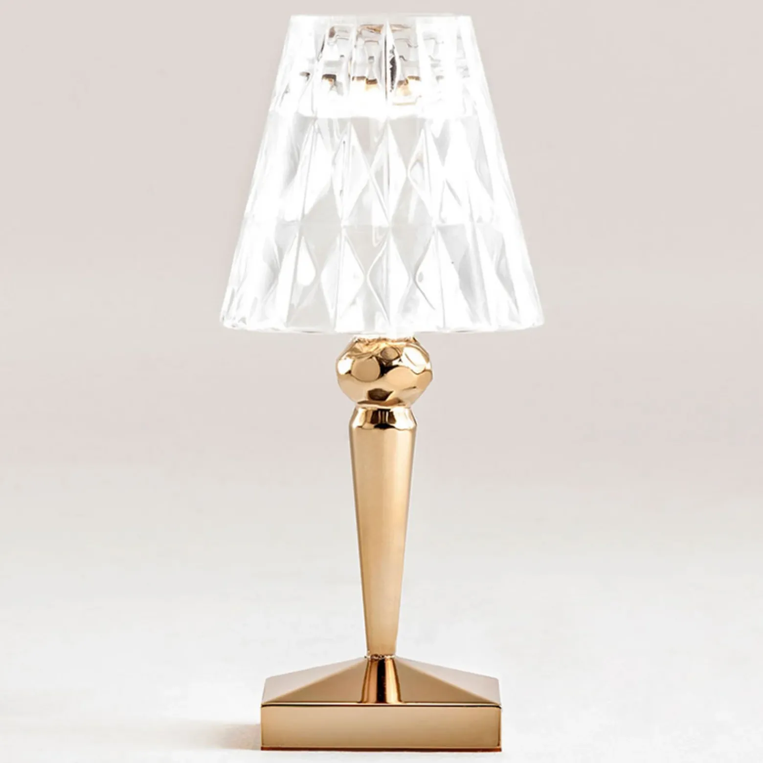 Lámpara de mesa LED recargable Kartell Battery, 26 cm, color dorado, IP54