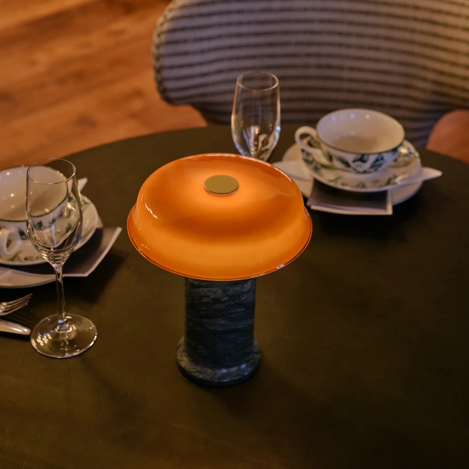 Lámpara de mesa LED recargable Trip No. 2, verde/ámbar, mármol, cristal
