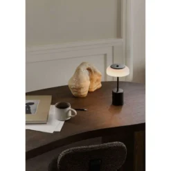 Lámpara de mesa LED recargable Nuura Blossi, altura 26 cm, negro/ópalo