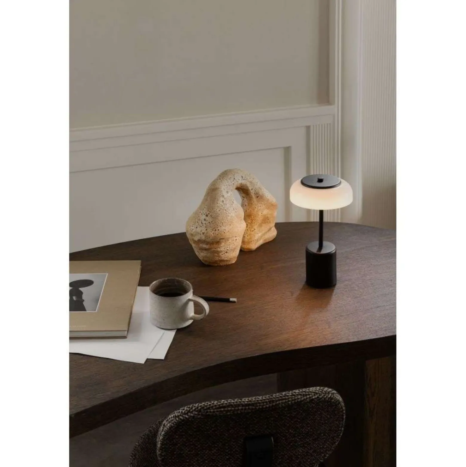 Lámpara de mesa LED recargable Nuura Blossi, altura 26 cm, negro/ópalo