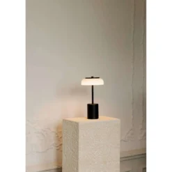 Lámpara de mesa LED recargable Nuura Blossi, altura 26 cm, negro/ópalo