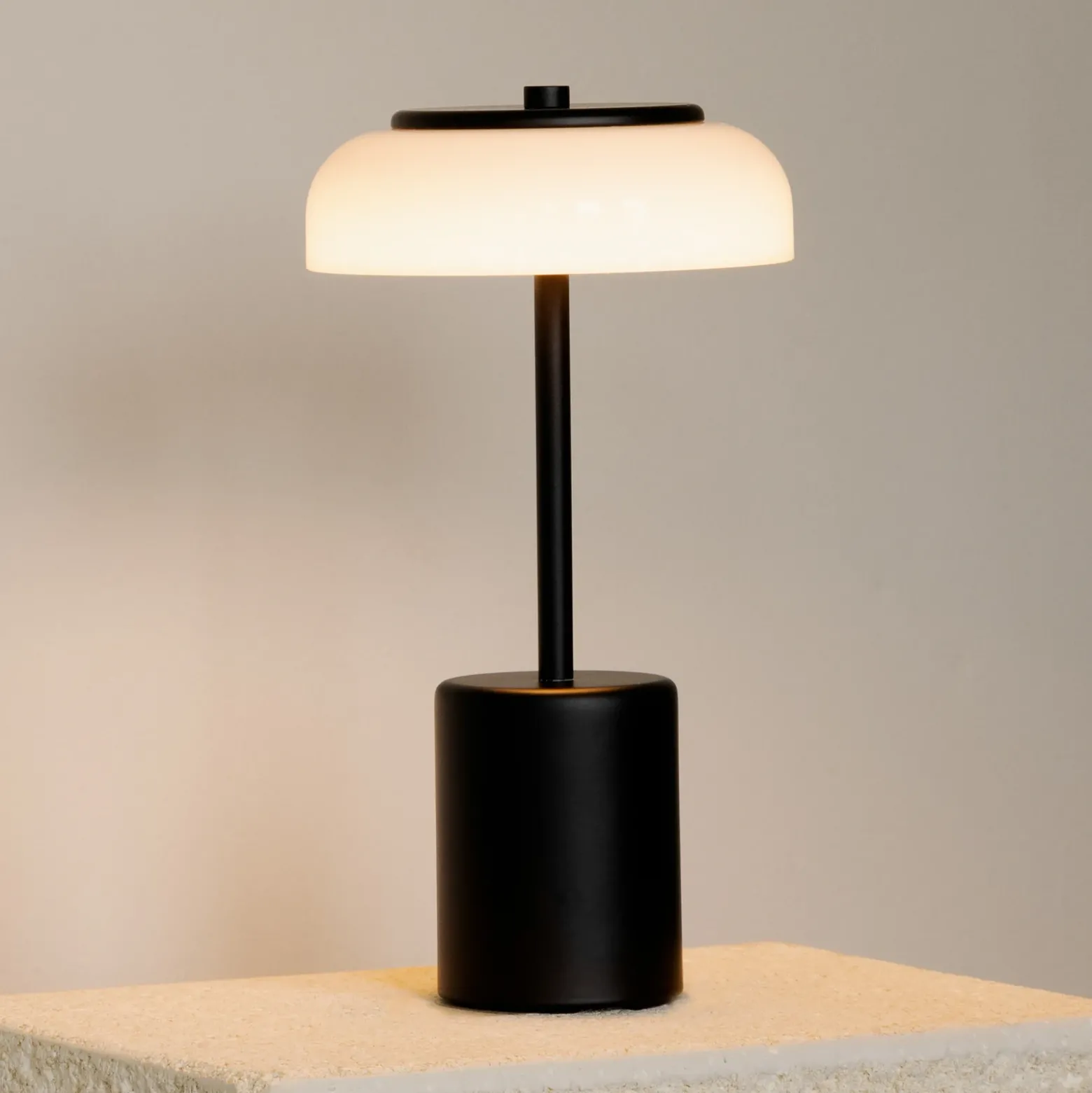 Lámpara de mesa LED recargable Nuura Blossi, altura 26 cm, negro/ópalo