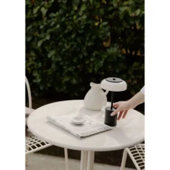 Lámpara de mesa LED recargable Nuura Blossi, altura 26 cm, negro/ópalo