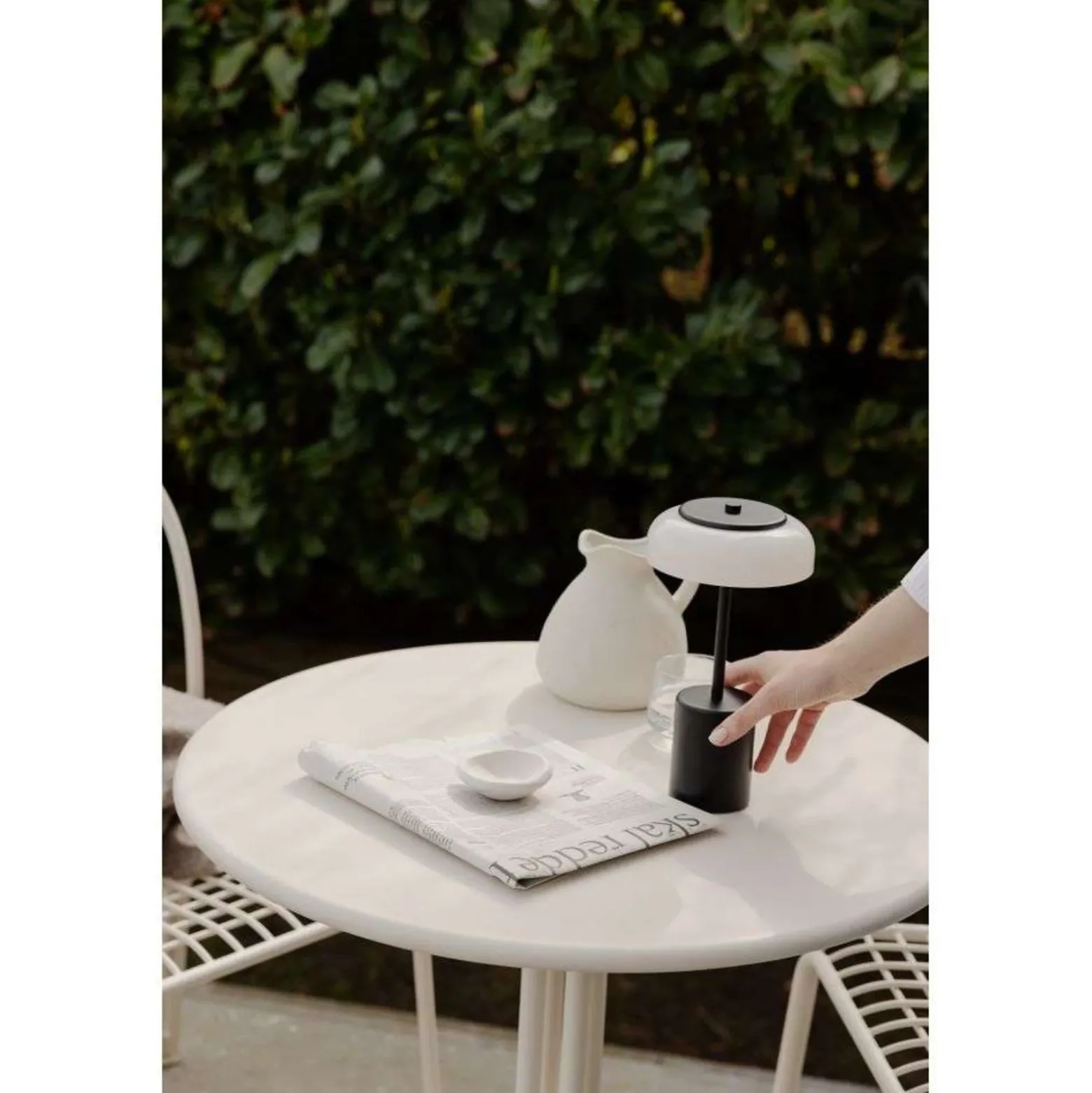 Lámpara de mesa LED recargable Nuura Blossi, altura 26 cm, negro/ópalo