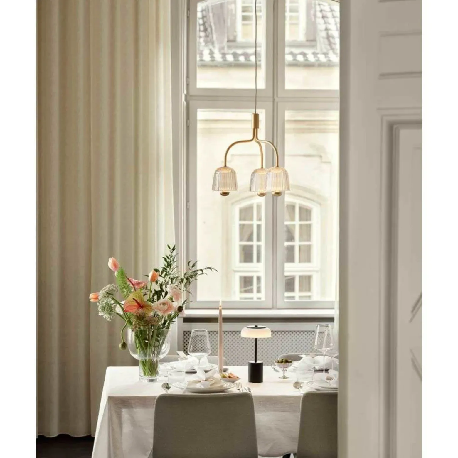 Lámpara de mesa LED recargable Nuura Blossi, altura 26 cm, negro/ópalo