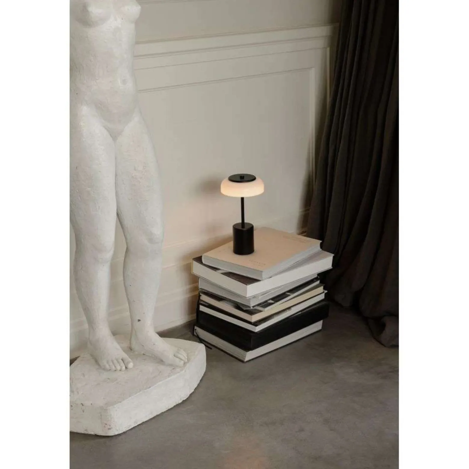 Lámpara de mesa LED recargable Nuura Blossi, altura 26 cm, negro/ópalo