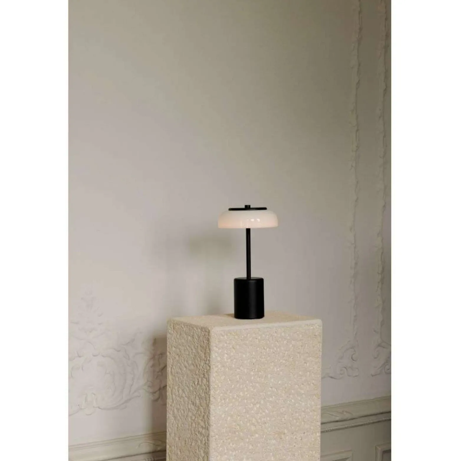 Lámpara de mesa LED recargable Nuura Blossi, altura 26 cm, negro/ópalo
