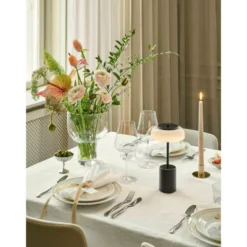Lámpara de mesa LED recargable Nuura Blossi, altura 26 cm, negro/ópalo