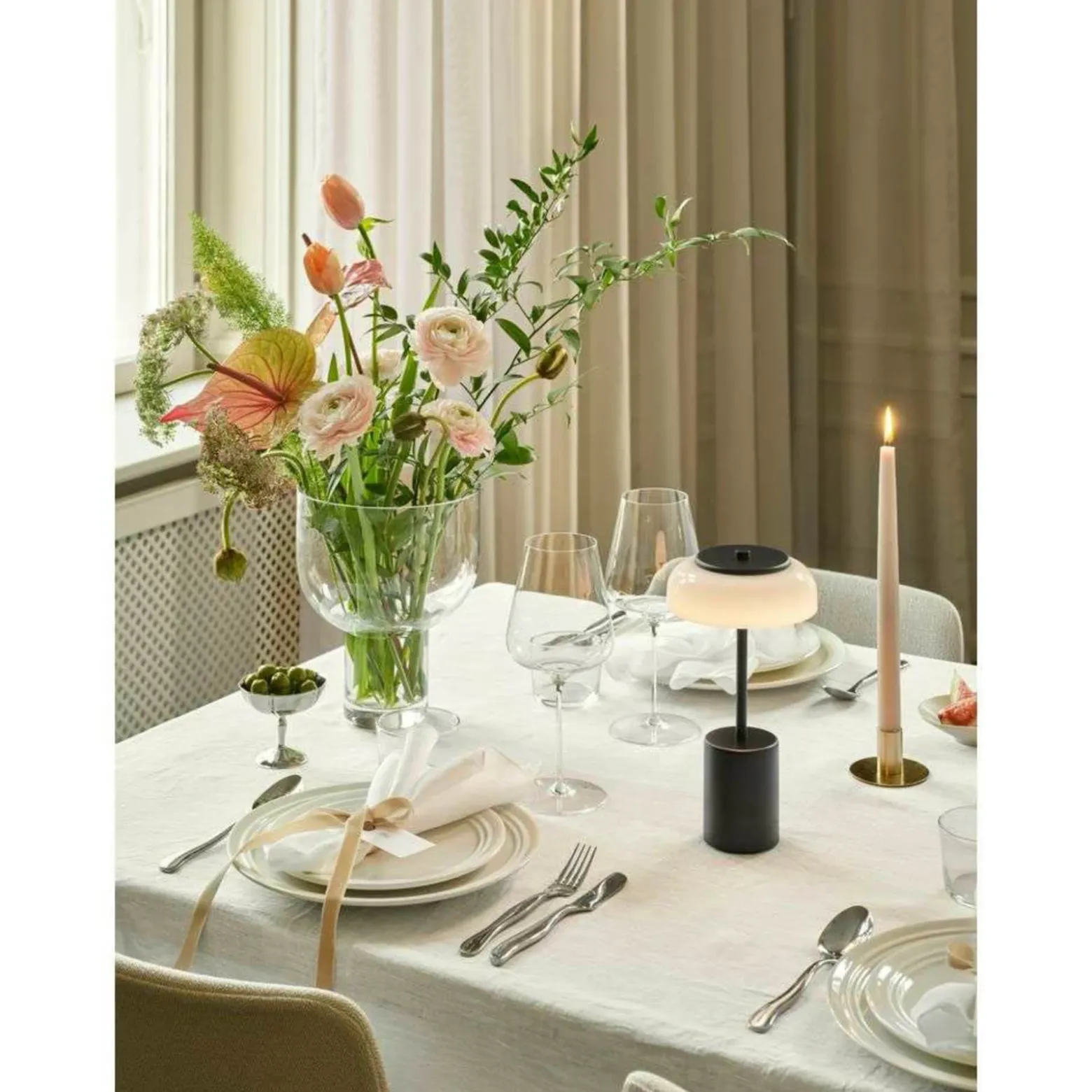 Lámpara de mesa LED recargable Nuura Blossi, altura 26 cm, negro/ópalo