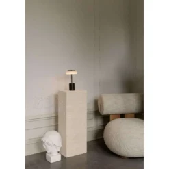 Lámpara de mesa LED recargable Nuura Blossi, altura 26 cm, negro/ópalo