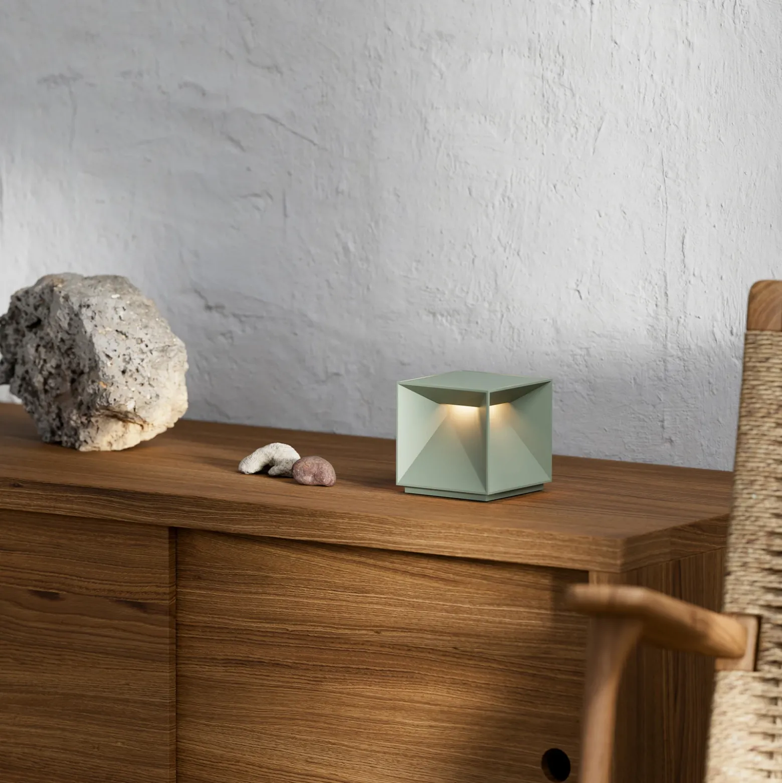 Lámpara de mesa LED recargable Nutalis, verde salvia, IP54, atenuable