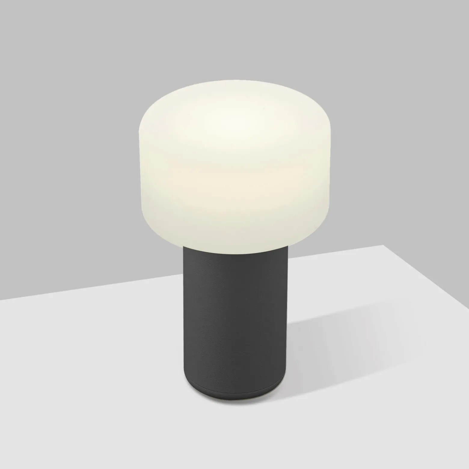 Lámpara de mesa LED recargable Tiny-B, negra, altura 13 cm, IP54, USB