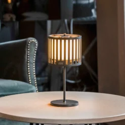 Lámpara de mesa LED recargable Bottle, negra, aluminio, IP54, atenuador,