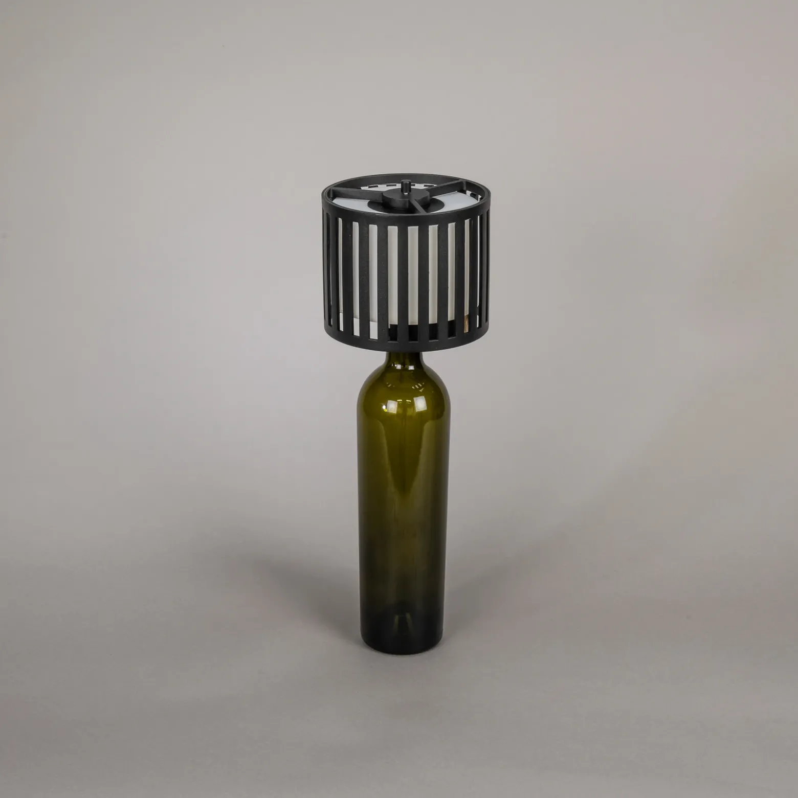 Lámpara de mesa LED recargable Bottle, negra, aluminio, IP54, atenuador,
