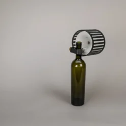 Lámpara de mesa LED recargable Bottle, negra, aluminio, IP54, atenuador,