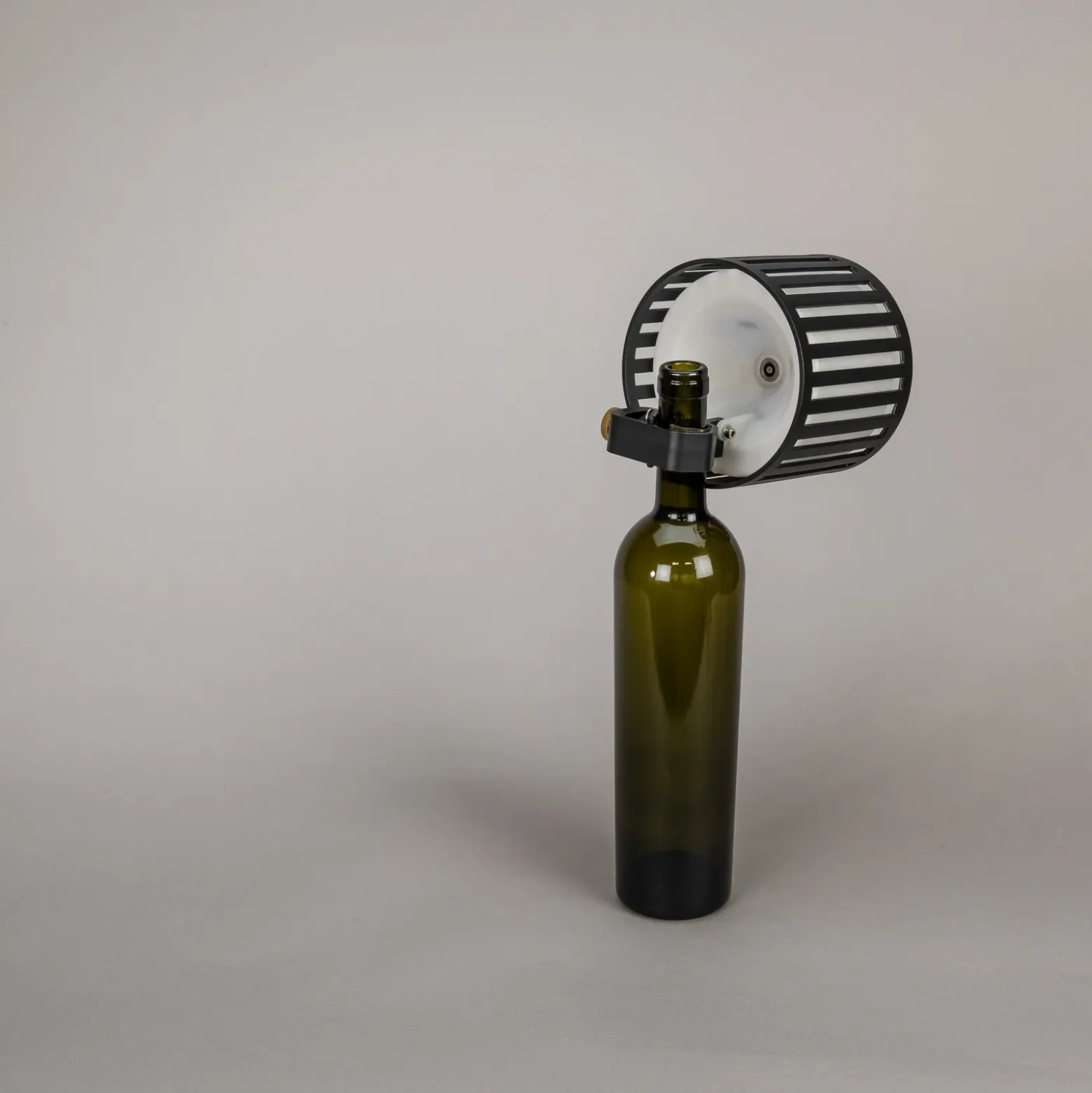 Lámpara de mesa LED recargable Bottle, negra, aluminio, IP54, atenuador,
