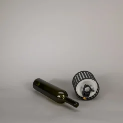 Lámpara de mesa LED recargable Bottle, negra, aluminio, IP54, atenuador,