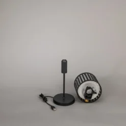 Lámpara de mesa LED recargable Bottle, negra, aluminio, IP54, atenuador,
