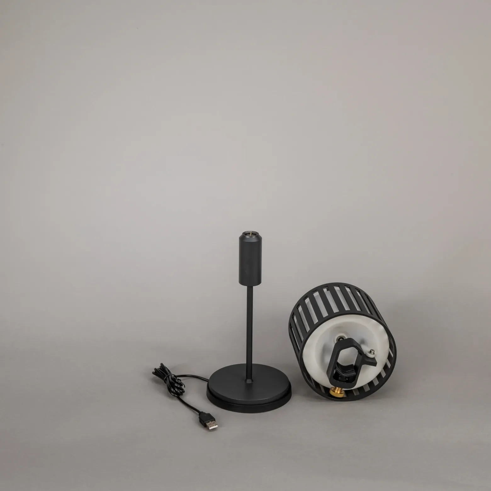 Lámpara de mesa LED recargable Bottle, negra, aluminio, IP54, atenuador,