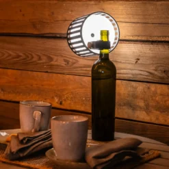 Lámpara de mesa LED recargable Bottle, negra, aluminio, IP54, atenuador,