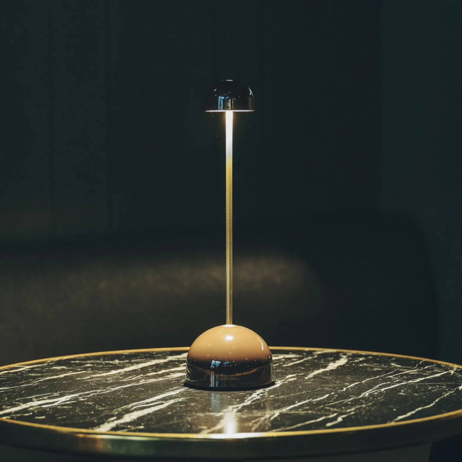 Lámpara de mesa LED recargable MARSET Sips, marrón/dorado, 31 cm, acero