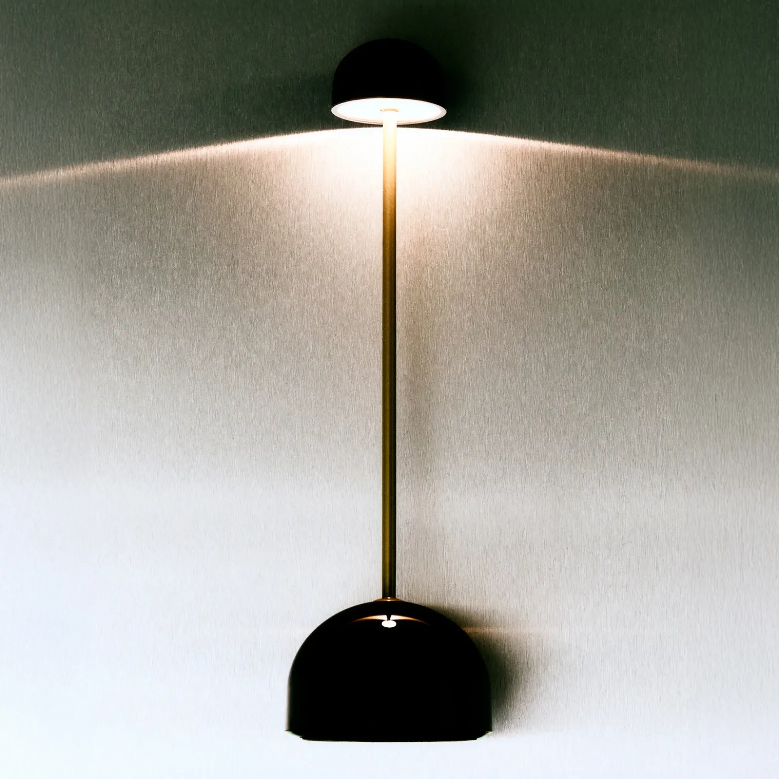 Lámpara de mesa LED recargable MARSET Sips, marrón/dorado, 31 cm, acero