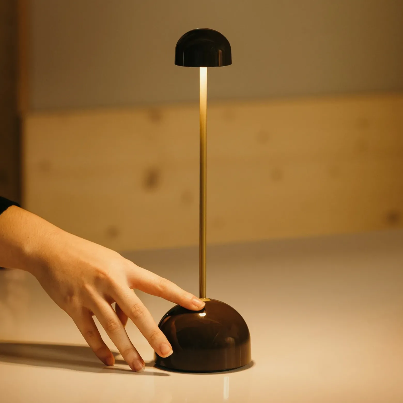 Lámpara de mesa LED recargable MARSET Sips, marrón/dorado, 31 cm, acero