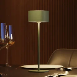 Lámpara de mesa LED recargable Calex Serino, verde, aluminio, 2700 K
