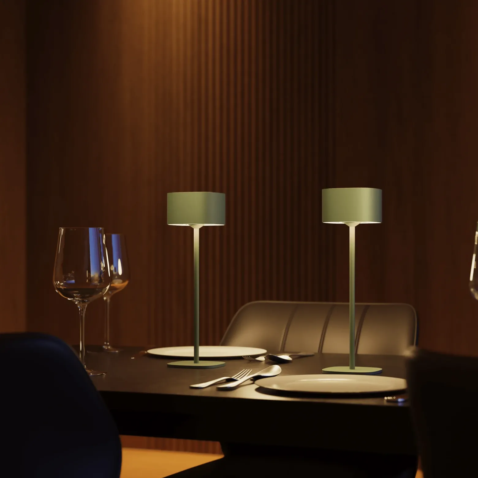 Lámpara de mesa LED recargable Calex Serino, verde, aluminio, 2700 K