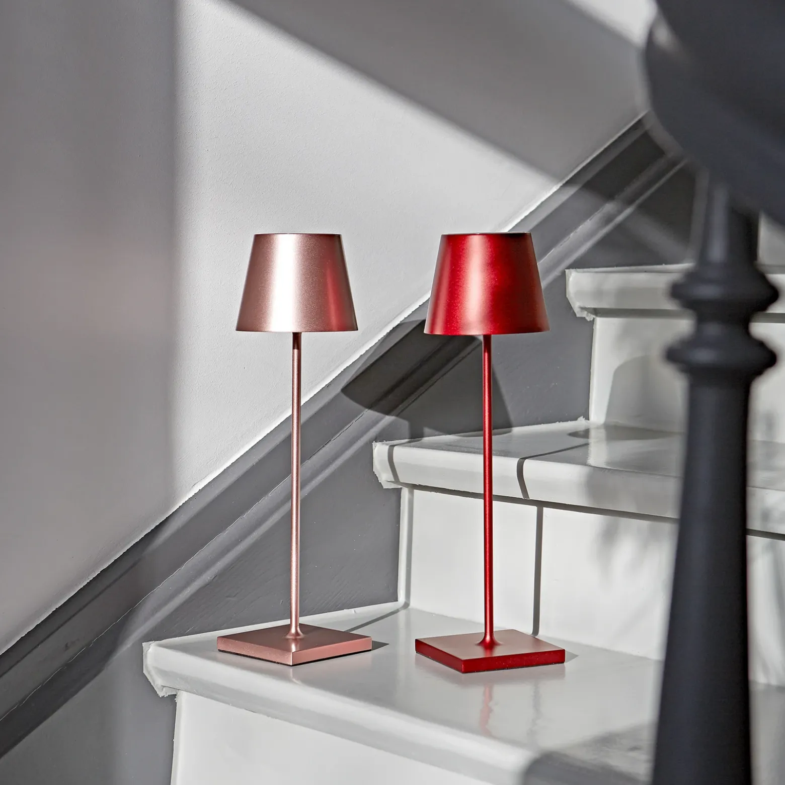 Lámpara de mesa LED recargable Nuindie, USB-C, oro rosa, IP54, atenuable