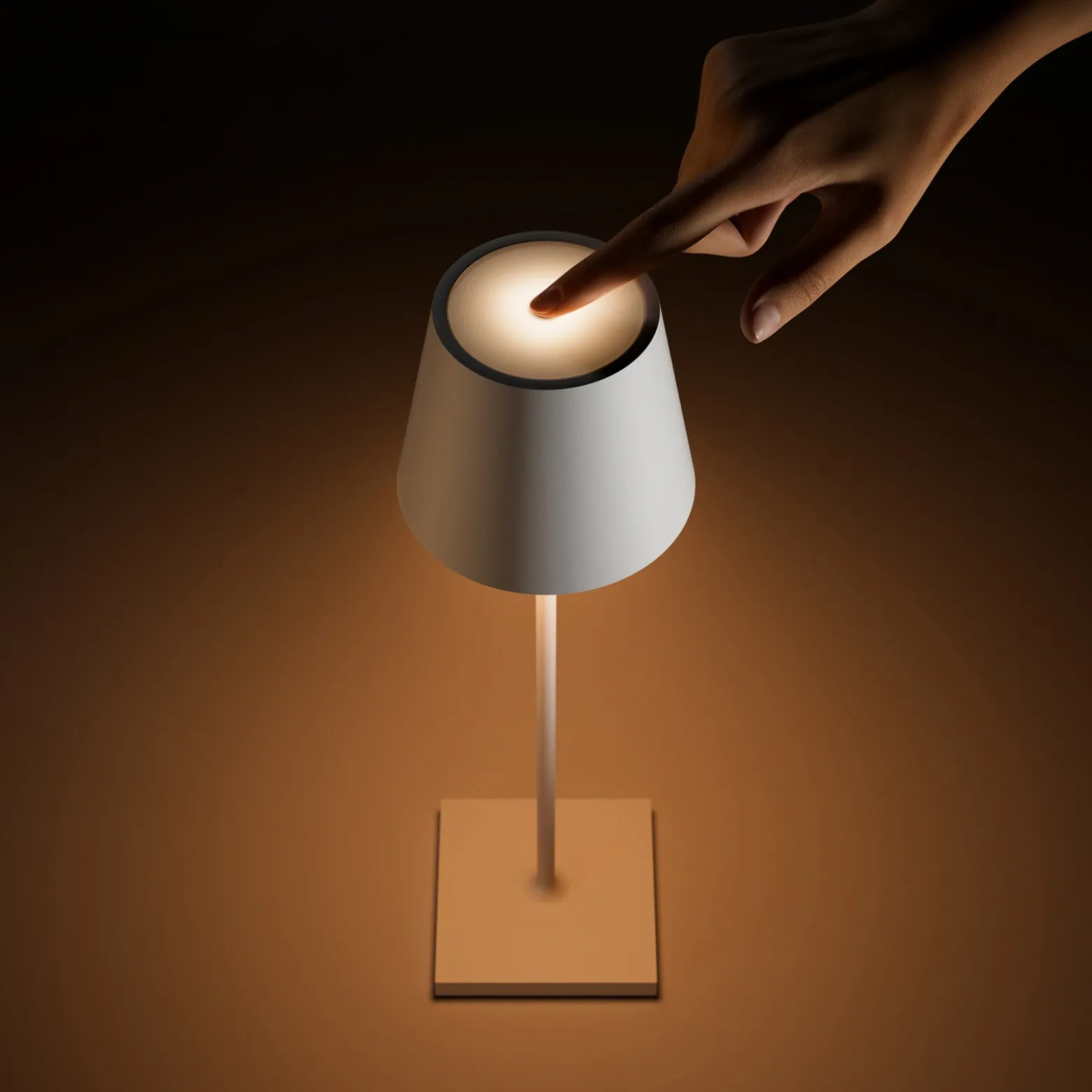 Lámpara de mesa LED recargable Nuindie, USB-C, oro rosa, IP54, atenuable