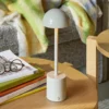 Lámpara de mesa LED recargable Taten, color arena, altura 30 cm, metal