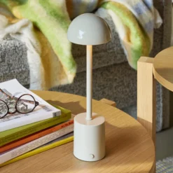 Lámpara de mesa LED recargable Taten, color arena, altura 30 cm, metal