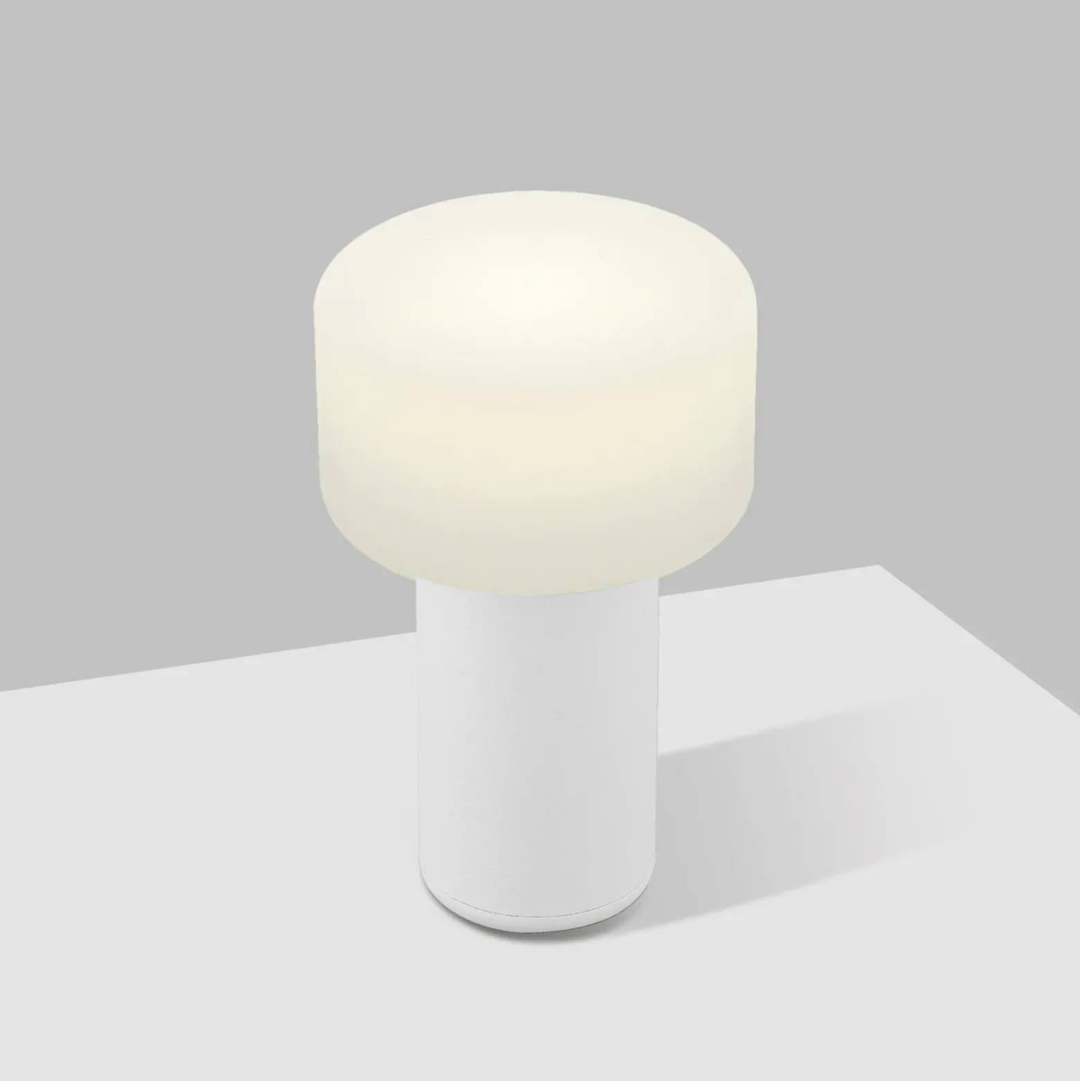 Lámpara de mesa LED recargable Tiny-B, blanca, altura 13 cm, IP54, USB