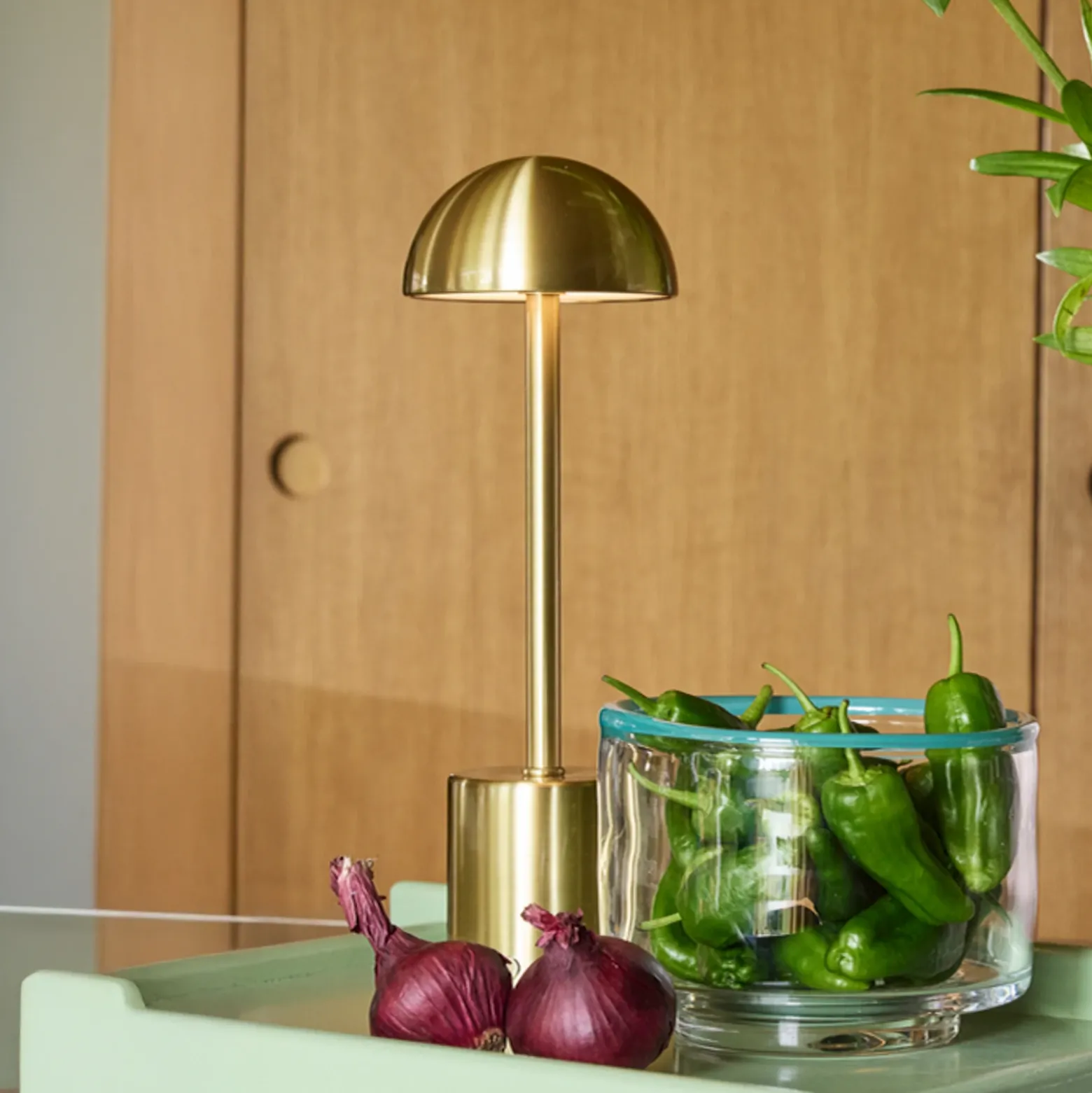 Lámpara de mesa LED recargable Taten, color latón, altura 30 cm, metal