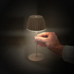 Lámpara de mesa LED recargable Brilo unplugged Riffle, 20 cm, arena oscura
