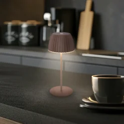Lámpara de mesa LED recargable Brilo unplugged Riffle, 20 cm, arena oscura