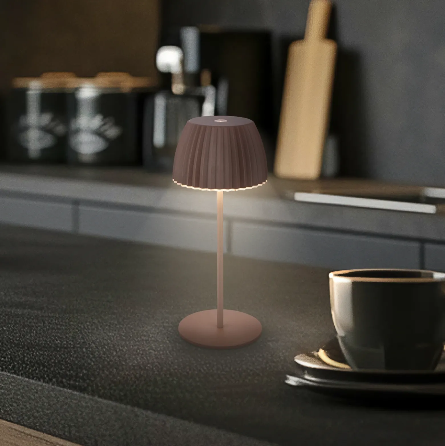 Lámpara de mesa LED recargable Brilo unplugged Riffle, 20 cm, arena oscura